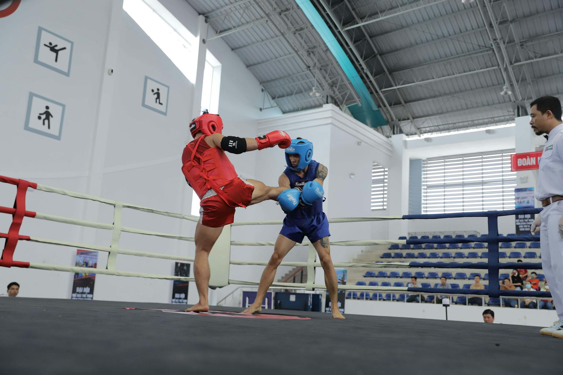 Zawodnicy Strike Zone Lubaczów kickboxing podczas zwycięskiej walki