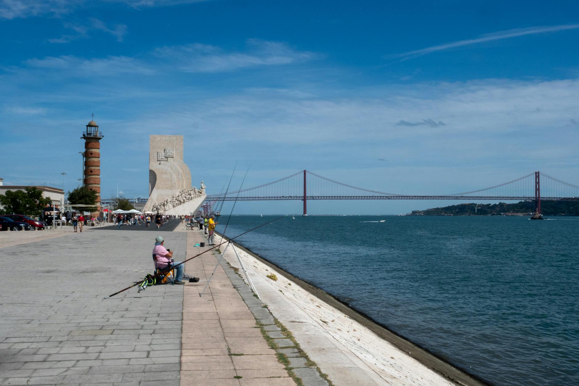 Osoba przeglądająca oferty pracy na komputerze, skupiona na znalezieniu pracy w Lubaczowie