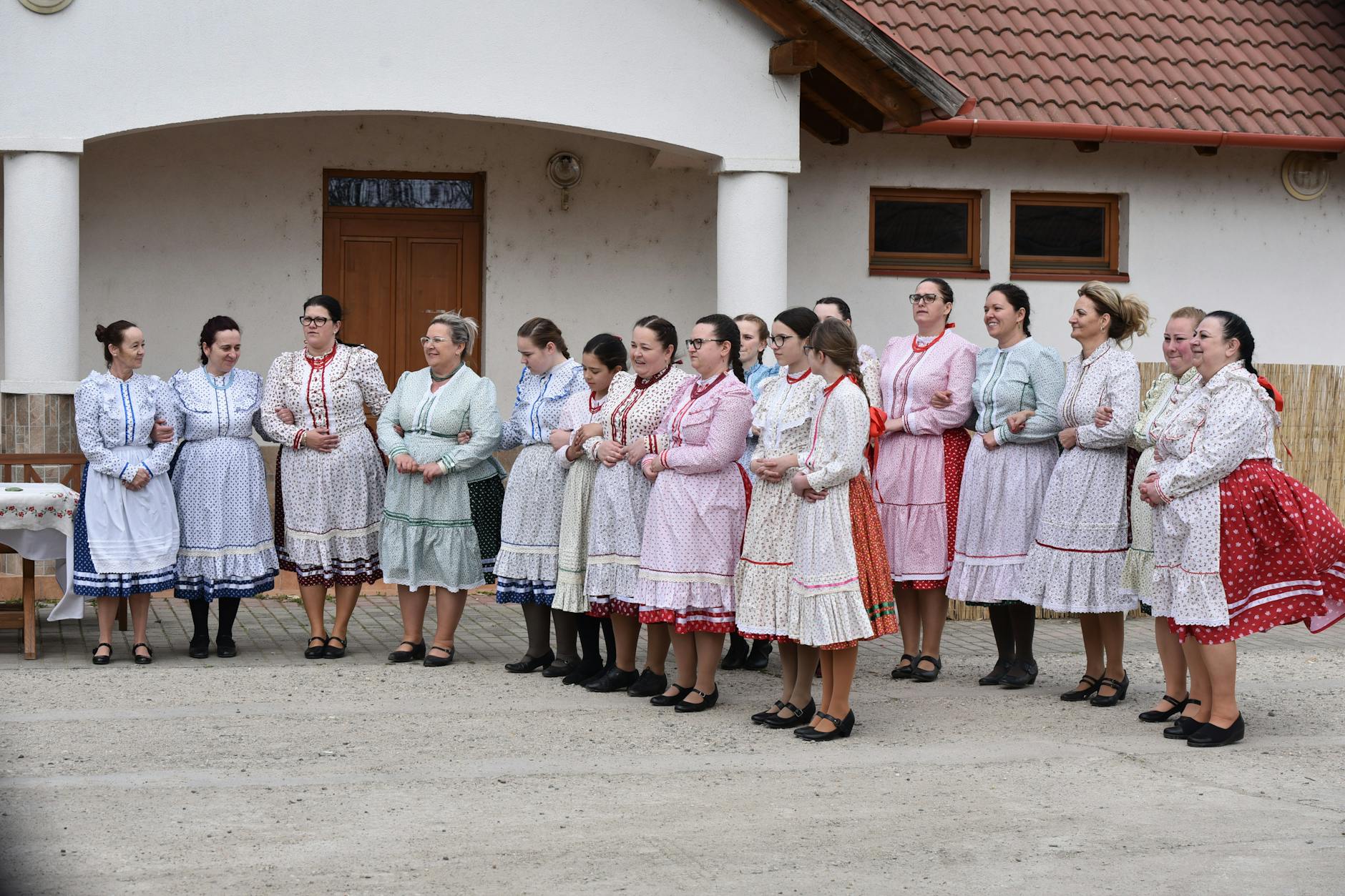 Panorama miasta Lubaczów z widocznym ratuszem i kościołem